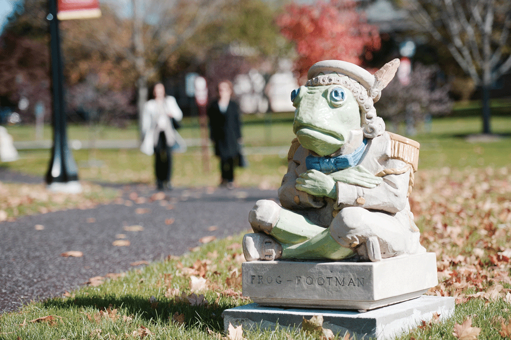 Statue of Frog-footman 
<br />