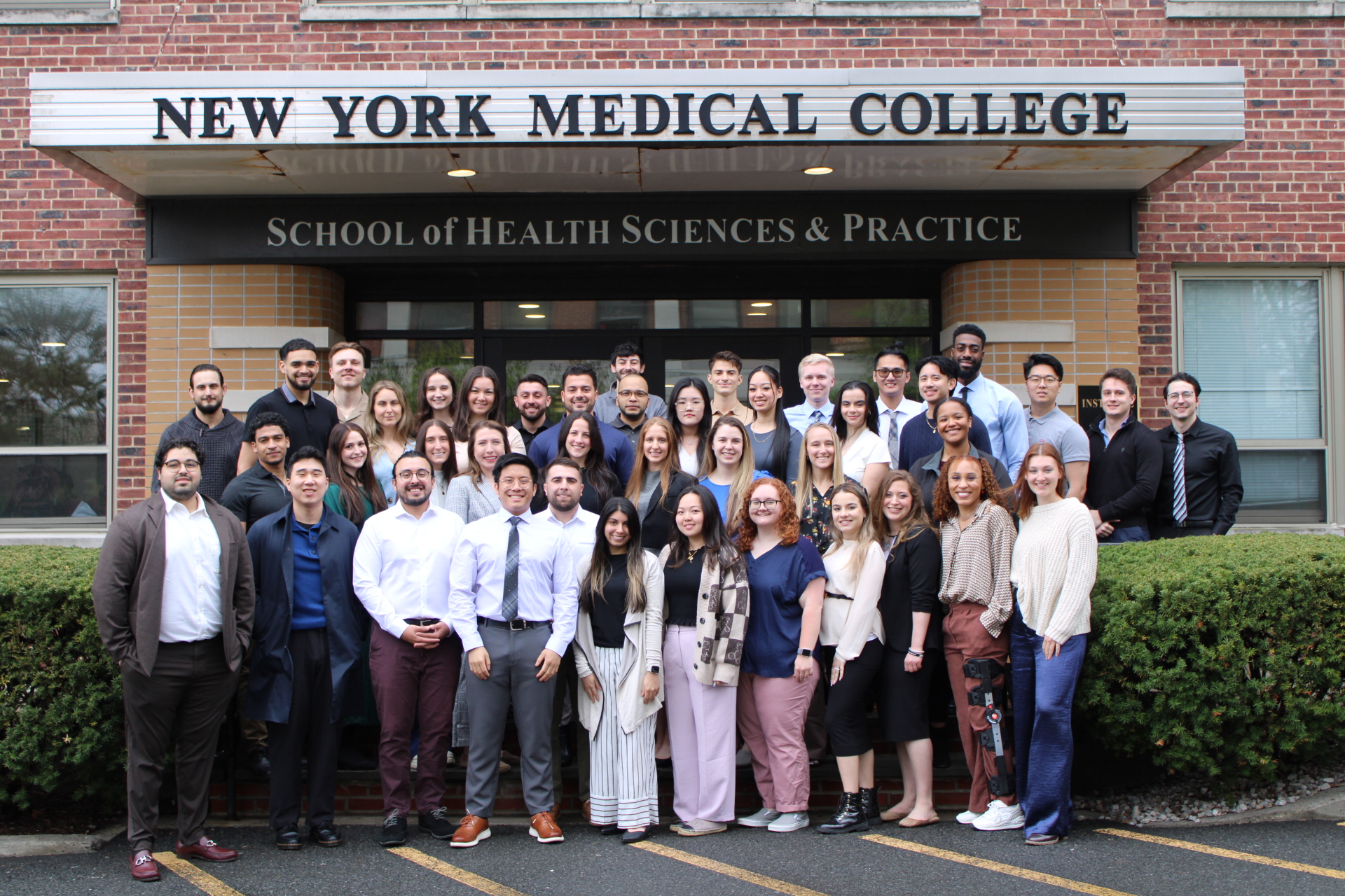 A group of students from the D.P.T. Class of 2024 in front of the School of Health Sciences and Practice building